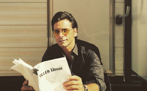 “Fuller House”: ¡John Stamos comparte una fotografía del rodaje en las redes sociales!