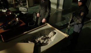 Oliver recibe un paquete sorpresa en el tráiler del episodio 5.21 de Arrow