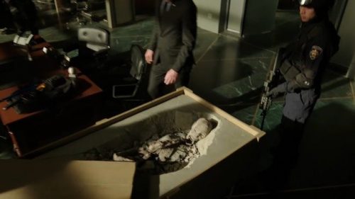 Oliver recibe un paquete sorpresa en el tráiler del episodio 5.21 de Arrow