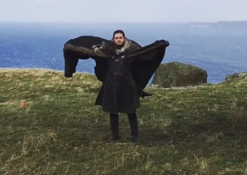 Emilia Clarke publica en Instagram el deseo de Jon Snow por ser un dragón