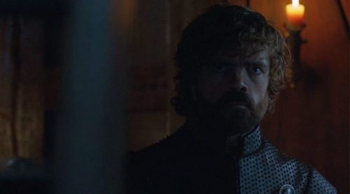 ¿Que pasó con Tyrion en la escena donde se ve Jon y Daenerys en la habitación?